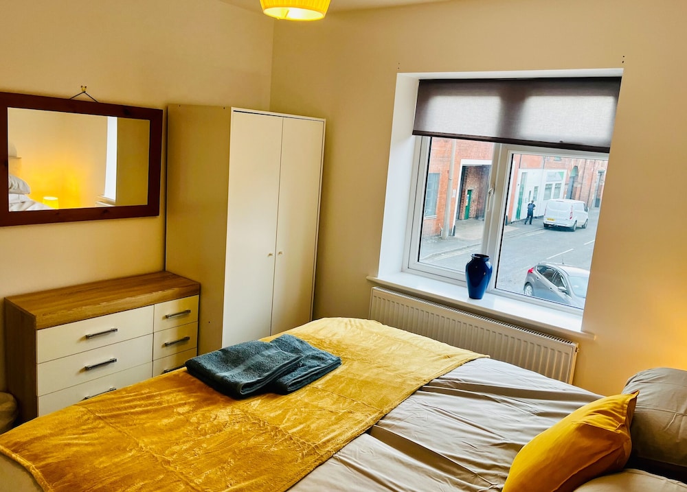 2 Bed Flat - Sleeps 8 - Pets - Garden - Parking
