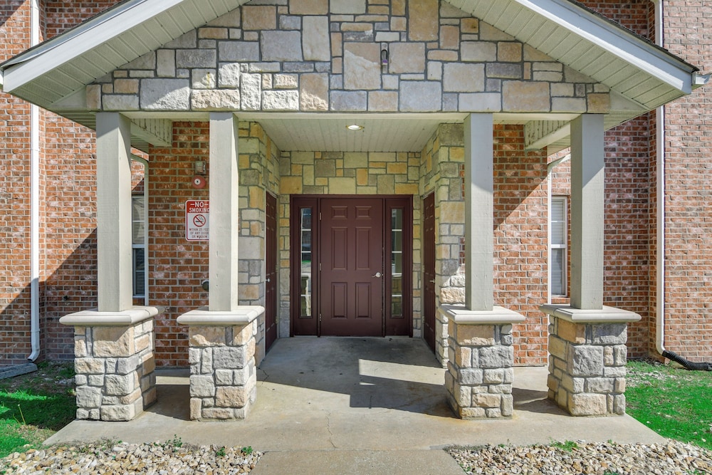 2 Mi to Table Rock Lake: Branson Condo w/ Balcony!