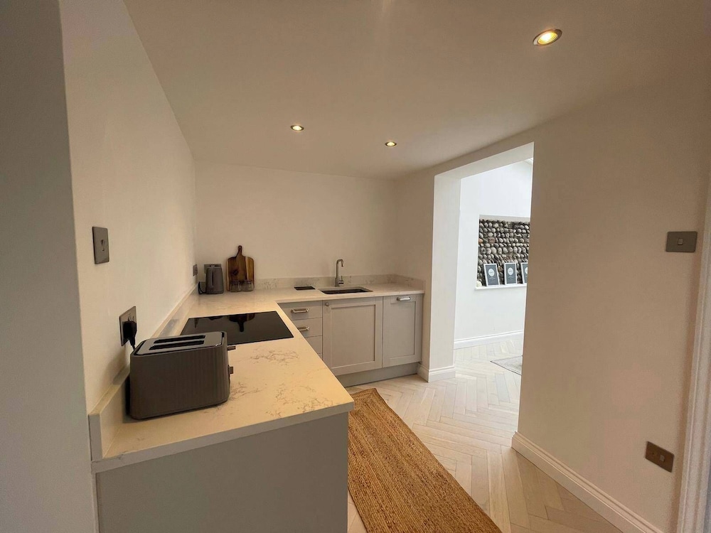 Seaside Retreat - Sleeps 5, Garden & Parking