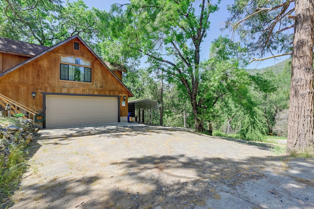 'lakeside Bear Lodge' Studio: 9 Mi to Bass Lake!