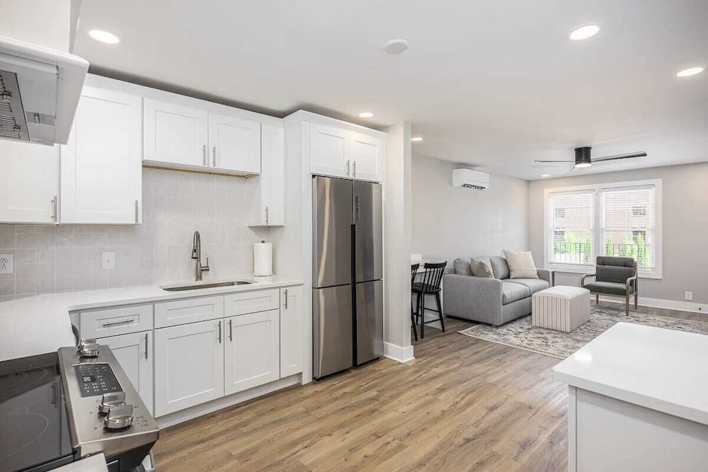 The Nomad: 4 1brs, 2 Studios 24-guest Retreat