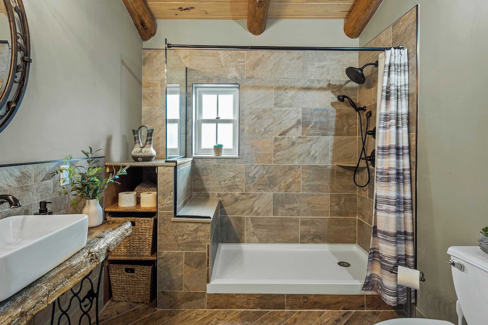 Bigwood Cabin Retreat Hot Tub, Game Room, Firepit Lounge & Private Yard