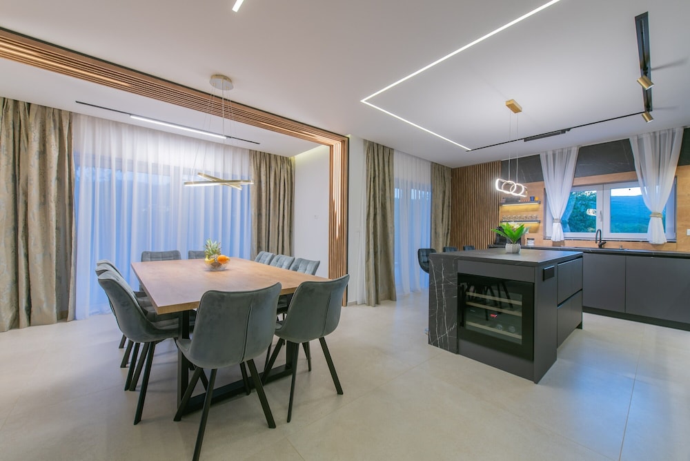 Villa River Rose with pool and jacuzzi, near the river beach