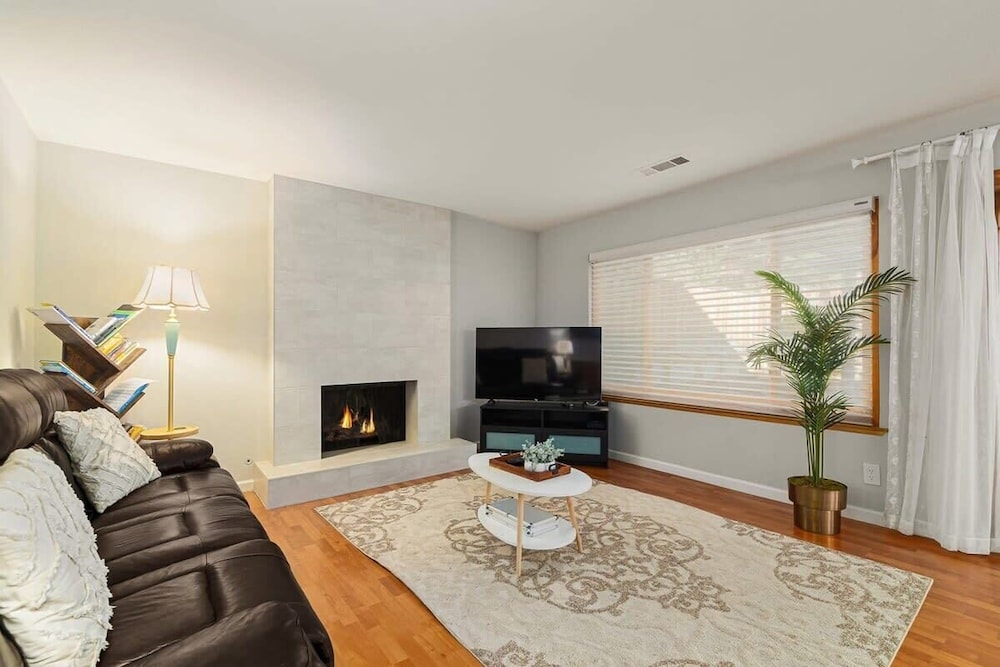 @ Marbella Lane - 4BR Siliconvalley Gempool House