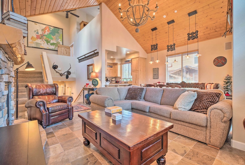 Mammoth Lakes Townhome - 10-min Walk to Village!