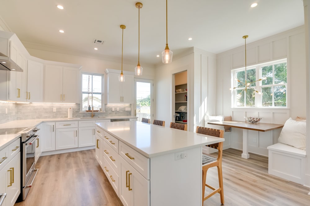 Upscale Home w/ 2 Balconies in Galveston!