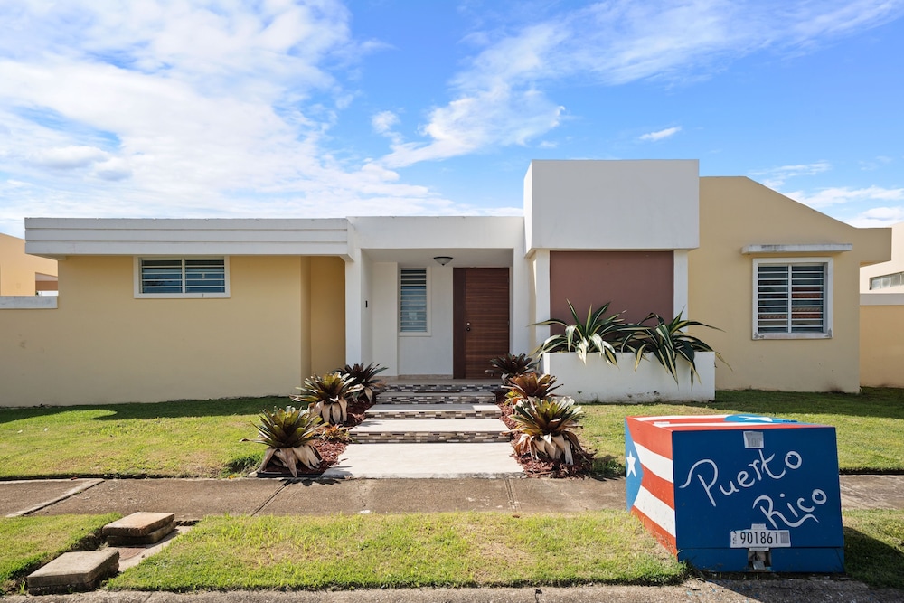 4 Bedroom Family Reserve w/ Pool 4 Home by Redawning view 3
