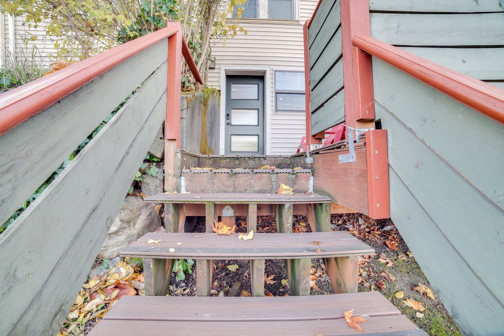 Pet-friendly Seattle Studio ~ 3 Mi to Downtown! view 2