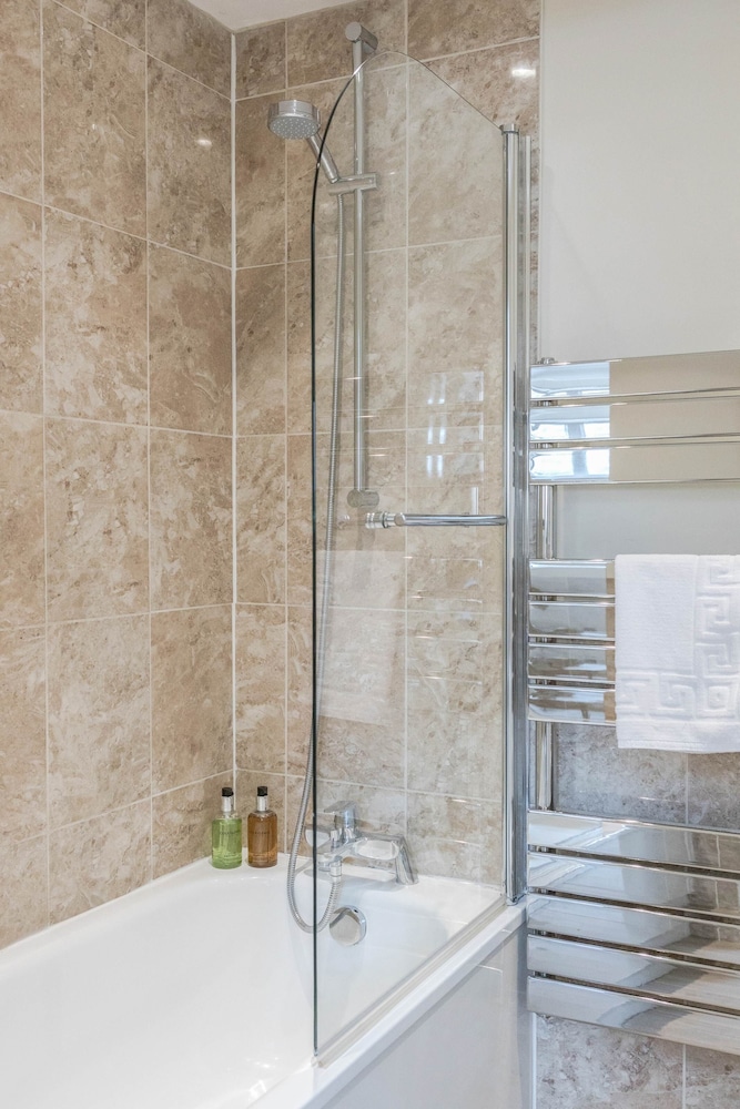 Luxury 1 Bedroom Apartment with Parking