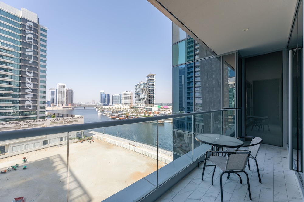 SIMPLY COMFORT Urban Chic Suites in J One Tower City & Canal Views