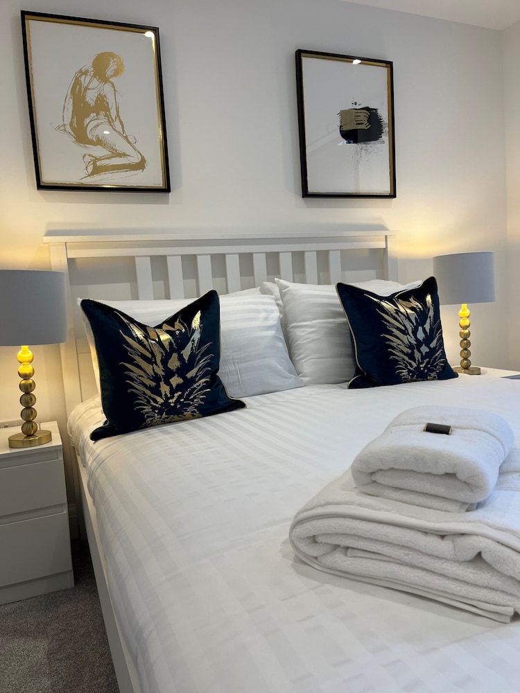 Aurora - Brand New Luxury 2 bed 2 Bath Apartment! view 3