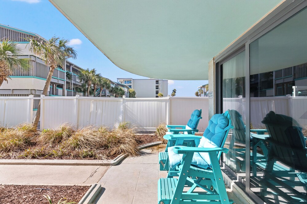 Steps to Paradise: Ground-floor 2br/2ba Beachfront Condo, Sleeps 8, Gulf Views!