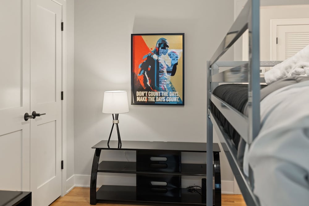 3 Bed 2 Bath Chicago Retreat w Balcony Parking