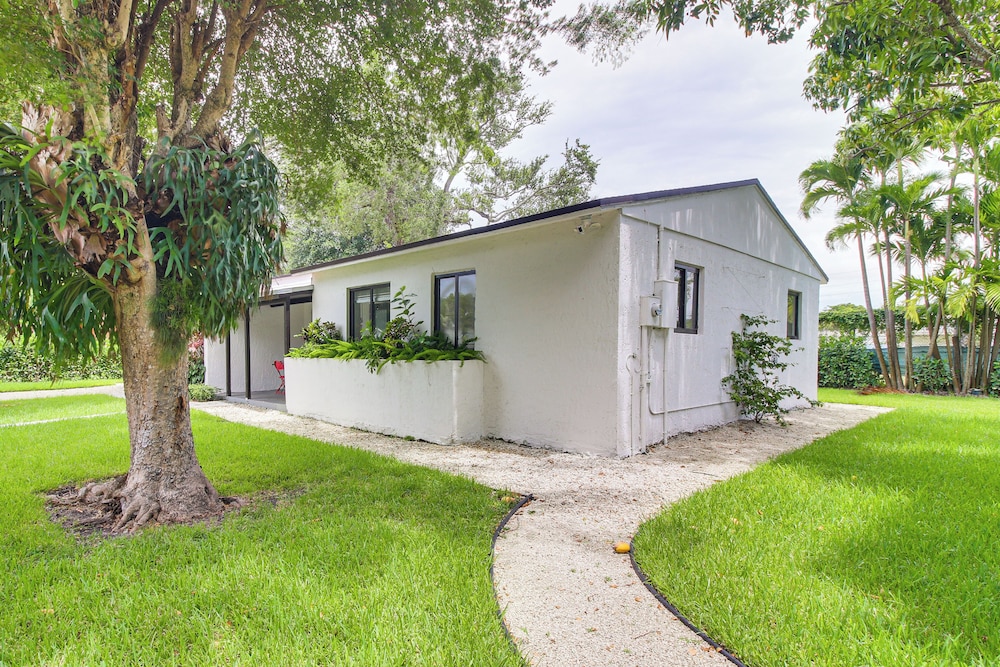 5 Mi to Beach: Group Getaway w/ Yard in Miami