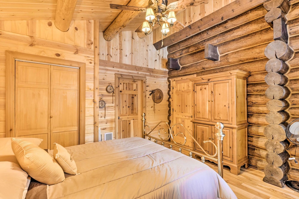 Cozy Glacier Park Log Cabin - 'best in the West!' view 5