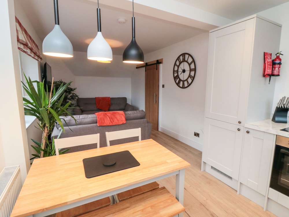 4 Maypole Green