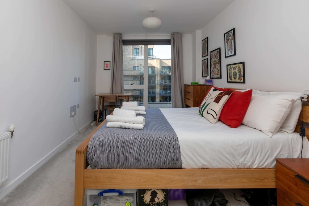 Peaceful & Vibrant 1BD Flat W/balcony- Bow Common!