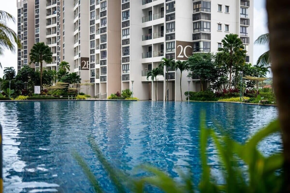 A Stylish 2BR Suite, Water Views, Free Parking