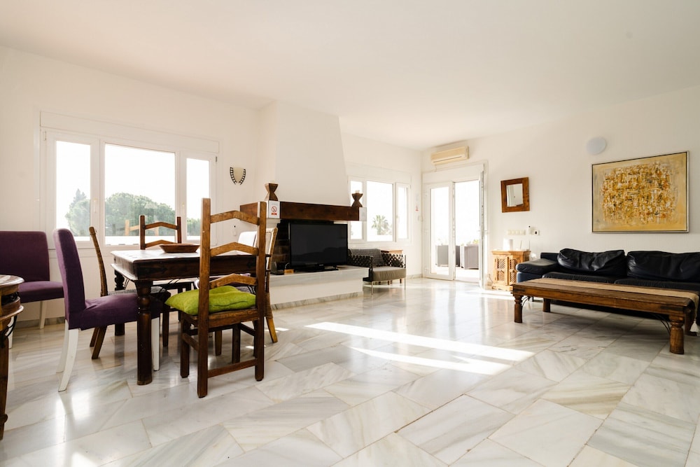 Villa in Marbella With Private Pool and Beach