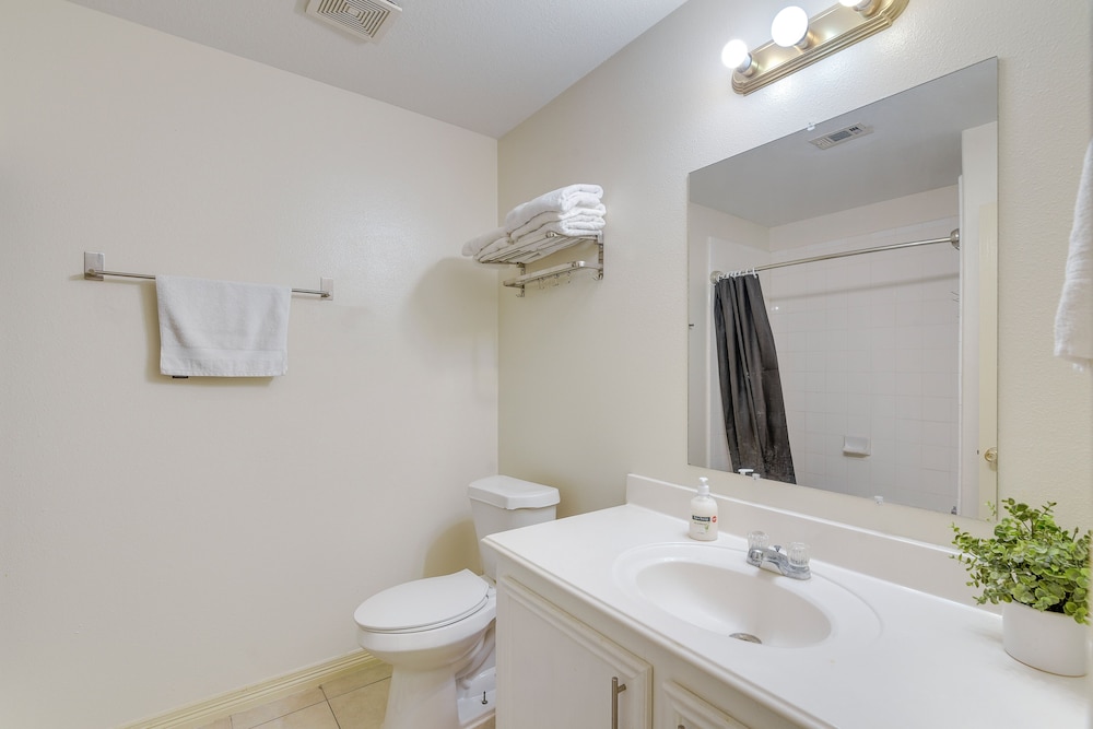 4 Mi to NRG Stadium: Spacious Houston Townhome!