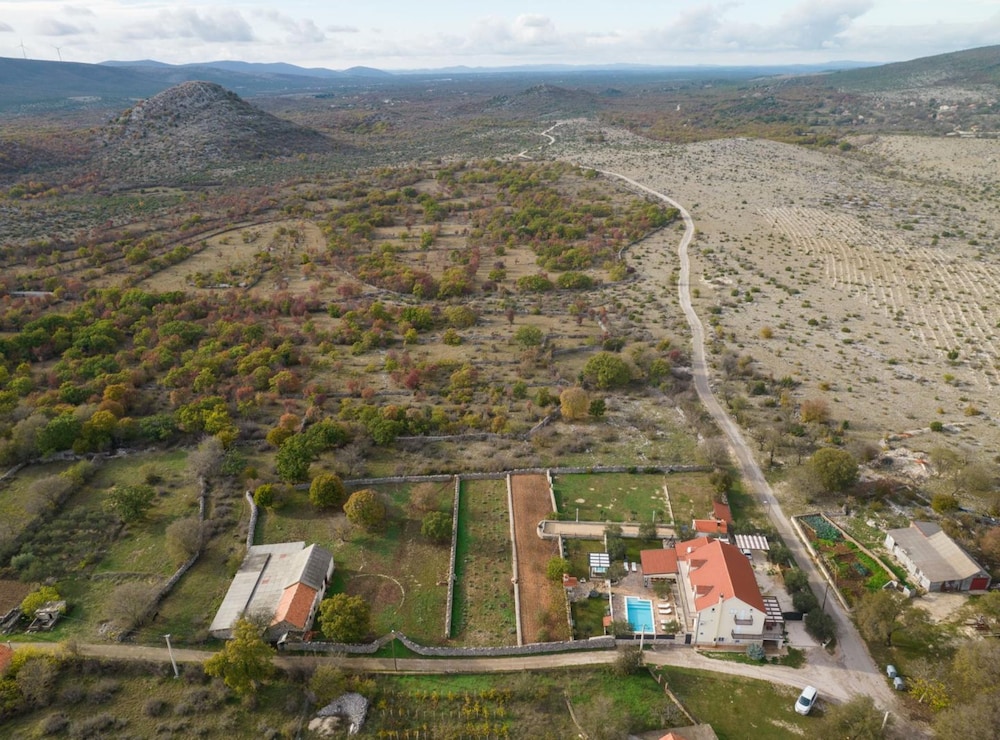 Vila Nira Radonić