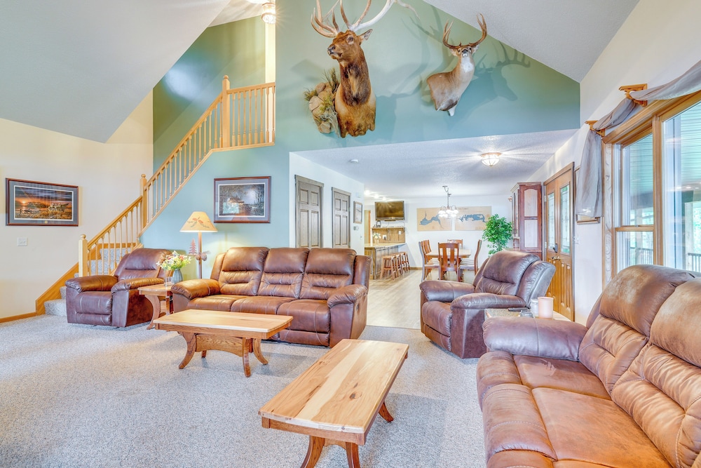 Gorgeous Lake Arbutus Getaway w/ Dock & Boat House