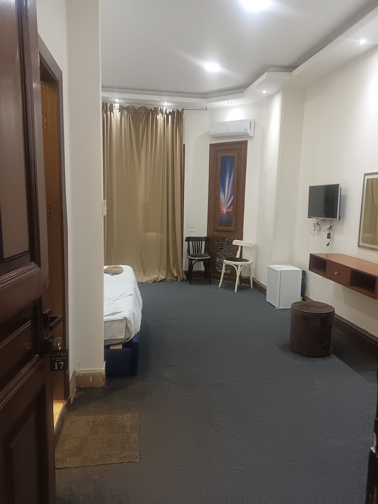 Motel 5 Square