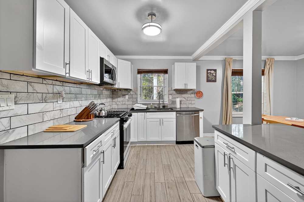 Charming East Atlanta Oasis Meets City Vibe 2 Bedroom Home