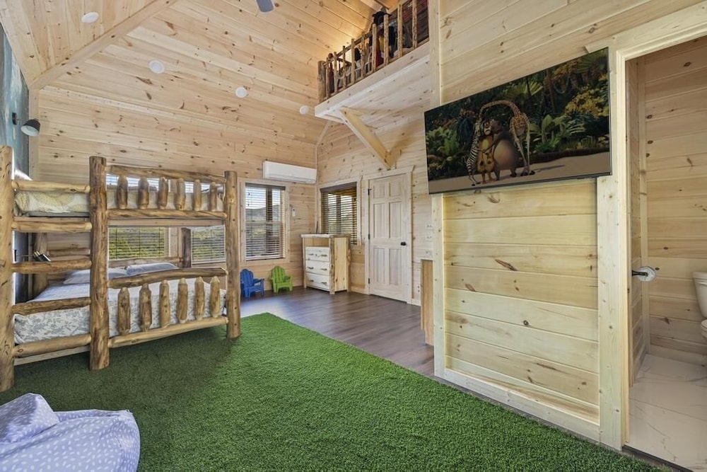 Bare Fu't Chateau - 4 Bedrooms, 4 Baths, Sleeps 14 Home by RedAwning