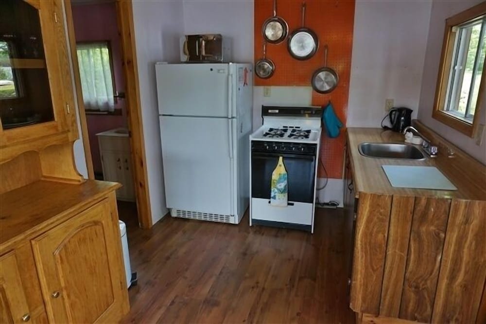 432 Weslemkoon Lake 4 Bedroom Cottage