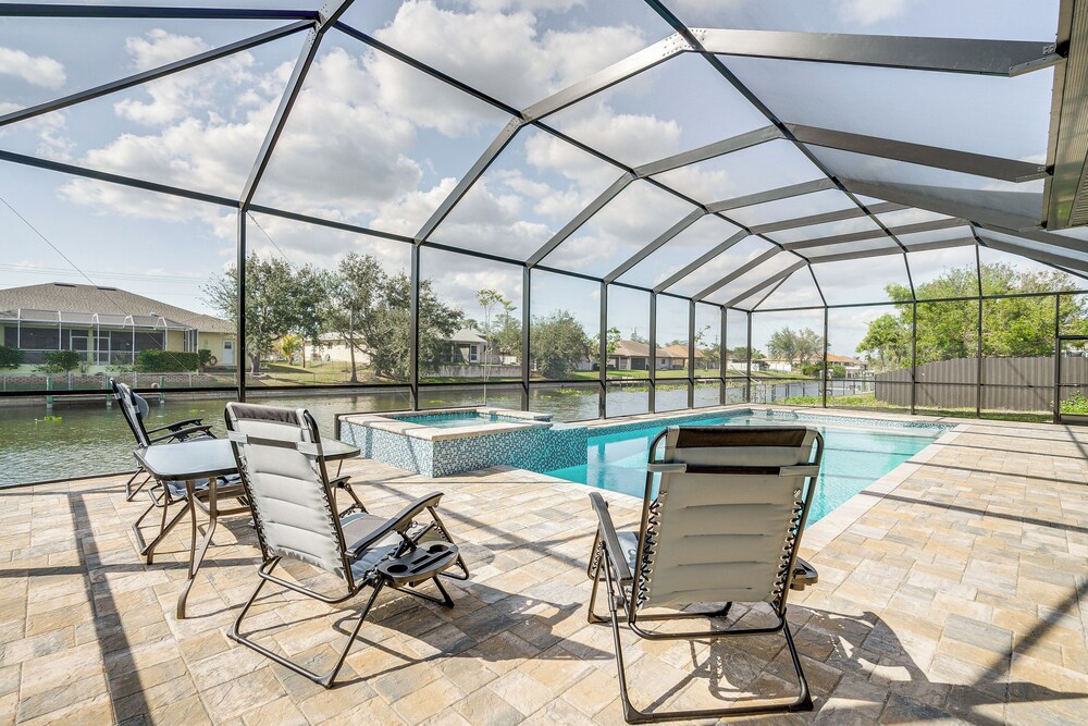 7 Mi to Dtwn Cape Coral: Home w/ Pool & Spa!