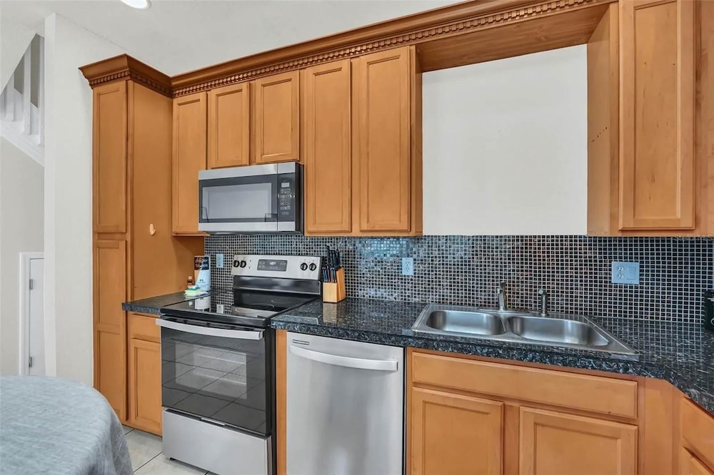 2335 Amazing 5BD Family Townhome Close to Disney