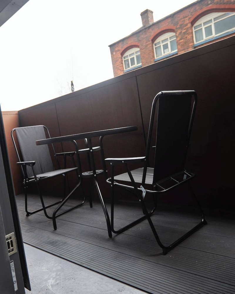 Apartment-sleeps4-streetparking-balcony-duplex