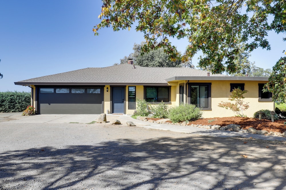 Private Pool & Large Deck: Modern Cotati Villa!