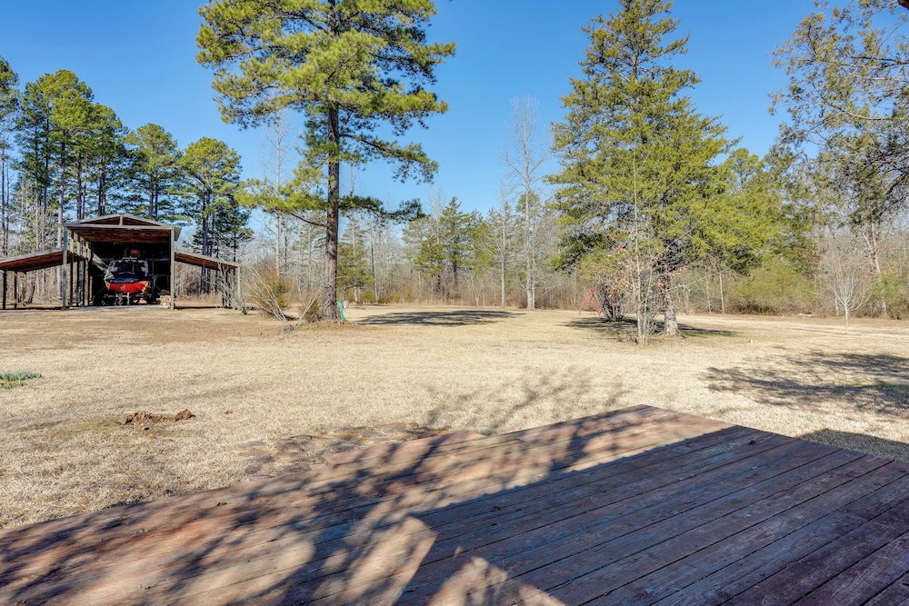 3 Mi to Greers Ferry Lake: Peaceful Cabin w/ Deck!