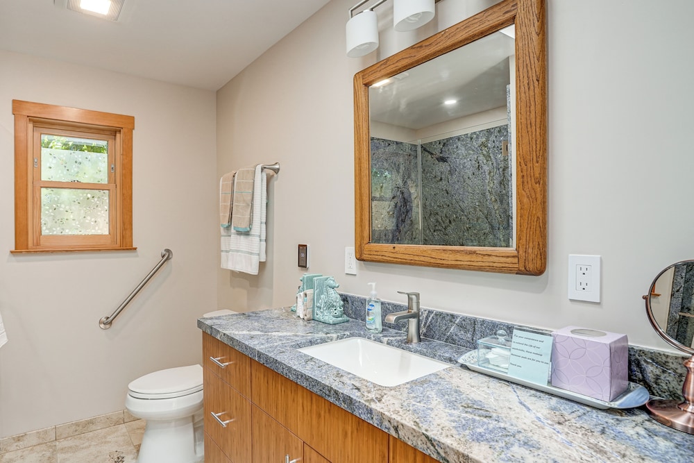 Alameda Studio w/ Patio: 3 Mi to Oakland Coliseum!