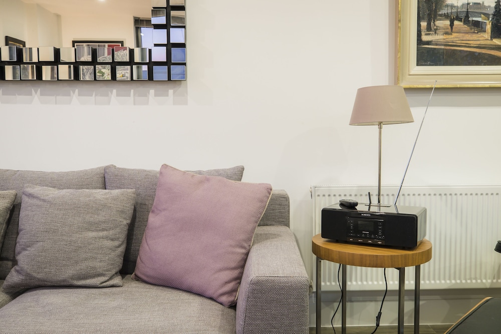 JOIVY Trendy Islington Flat for 2 with Patio