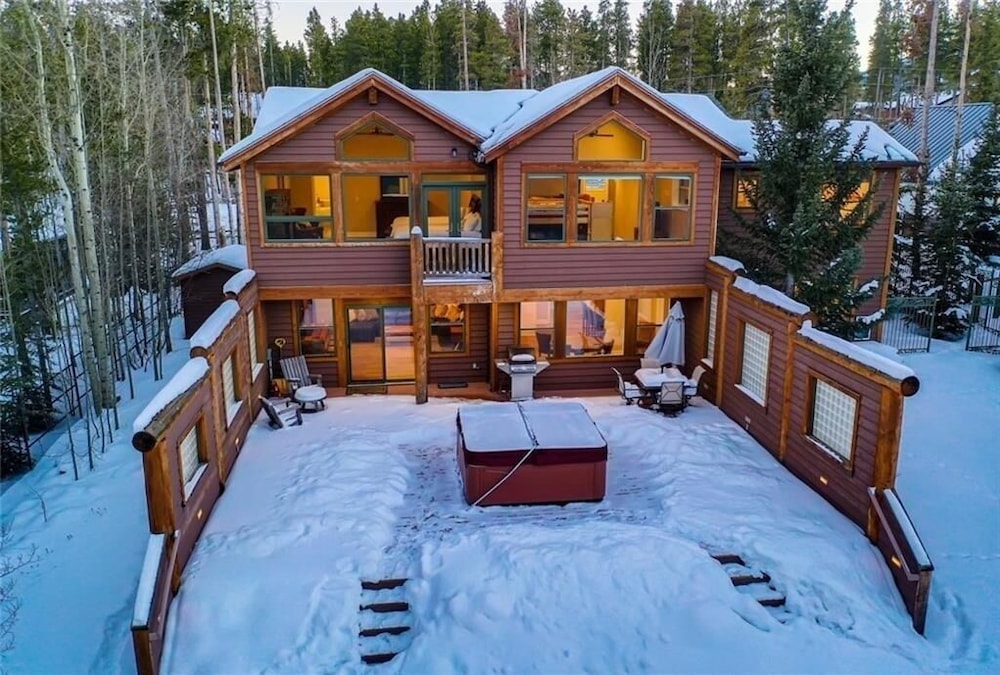 On The Rocks 4 Bedroom Home by RedAwning