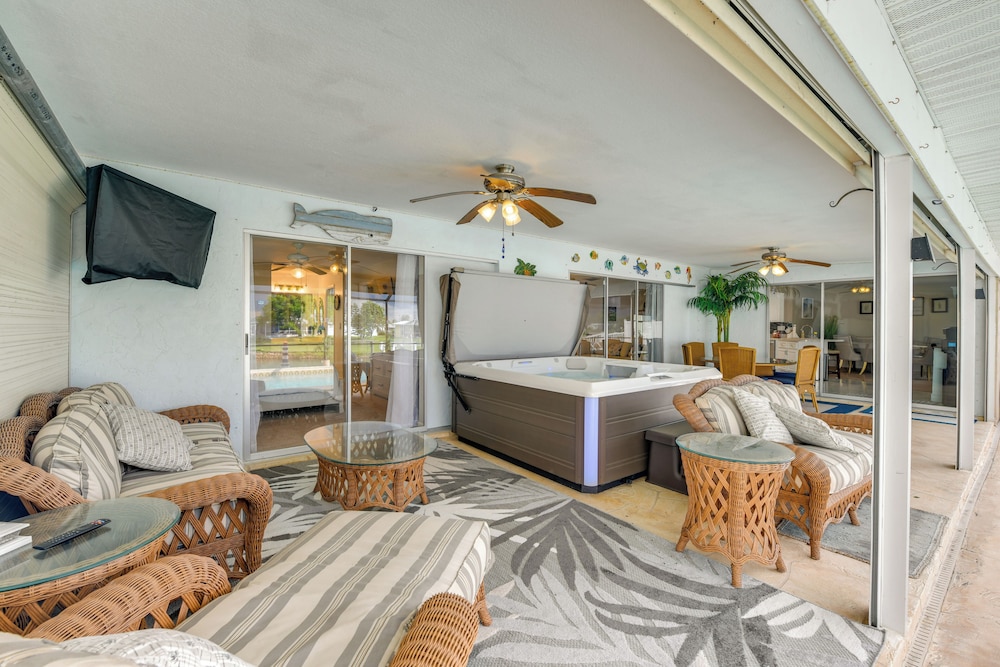 Fish, Swim & Relax: Canal-front Port Charlotte Gem