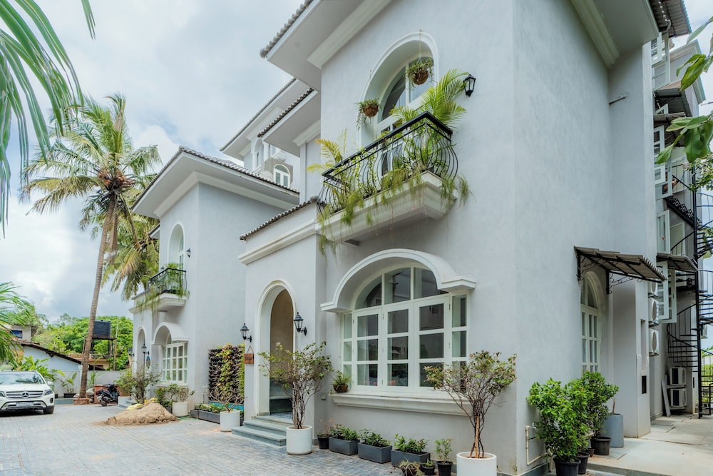 Esh Cottages Birch | Hillside 4-BHK Hideaway With Lush Garden, Common Pool, & Gaming Zone