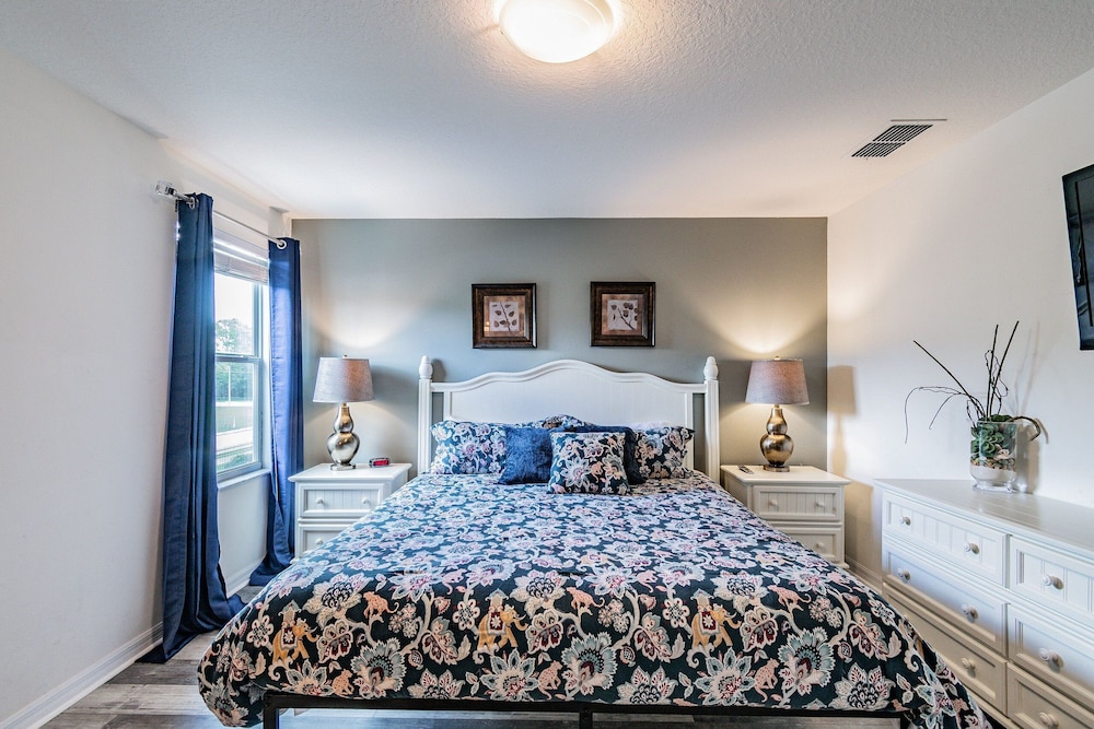 4BR Townhome w/ Pool in Bella Vida Resort