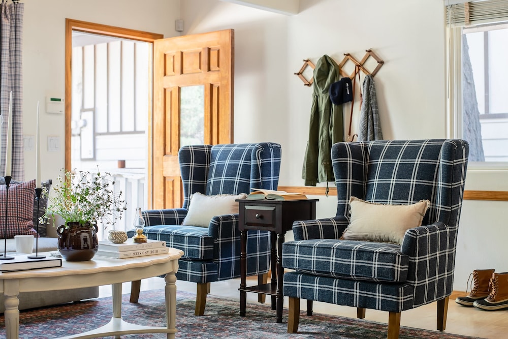 Hartwood by Avantstay Cozy Big Bear Abode w/ Spacious Deck & Stone Fireplace view 4