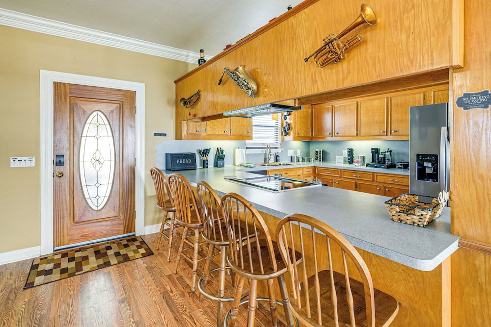 Private Pier, Porch! Quiet Lake Livingston Retreat