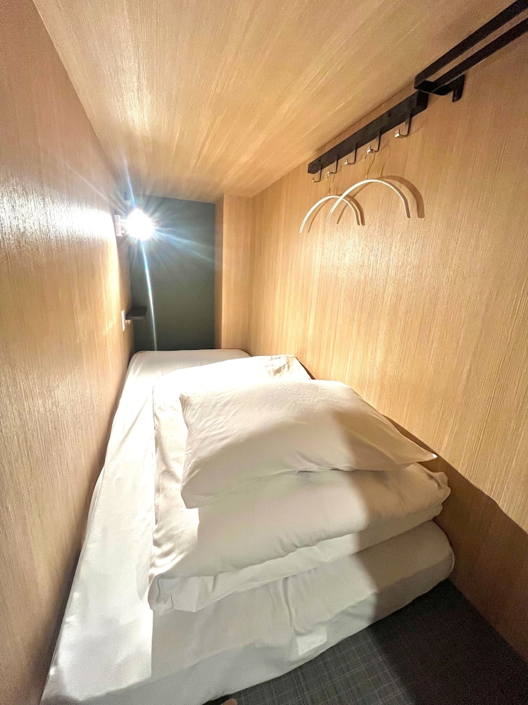 Otemachi Kamon Hotel - Caters to Men - Hostel