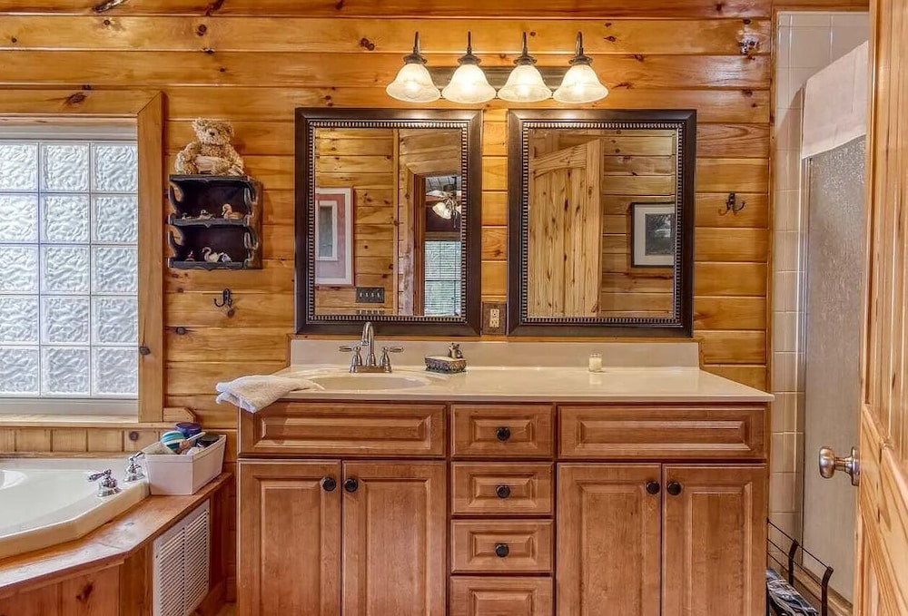 Smoky Mtn Log Cabin w Wet Bar Loft