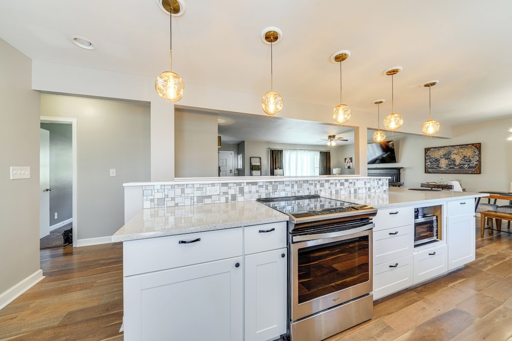 4 Mi to Churchill Downs: Updated Retreat w/ Deck!