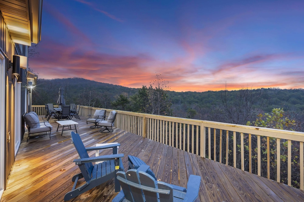 Van Kirk Cove 6 BDR Stunner!