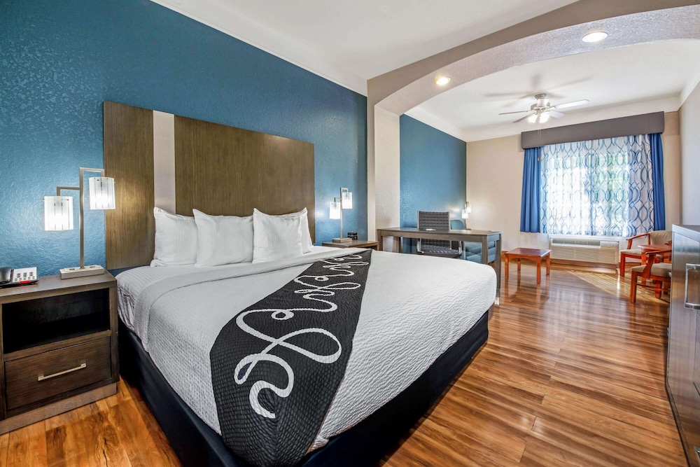 La Quinta Inn  Suites by Wyndham Kingwood Houston IAH Airpt - Property Image 10