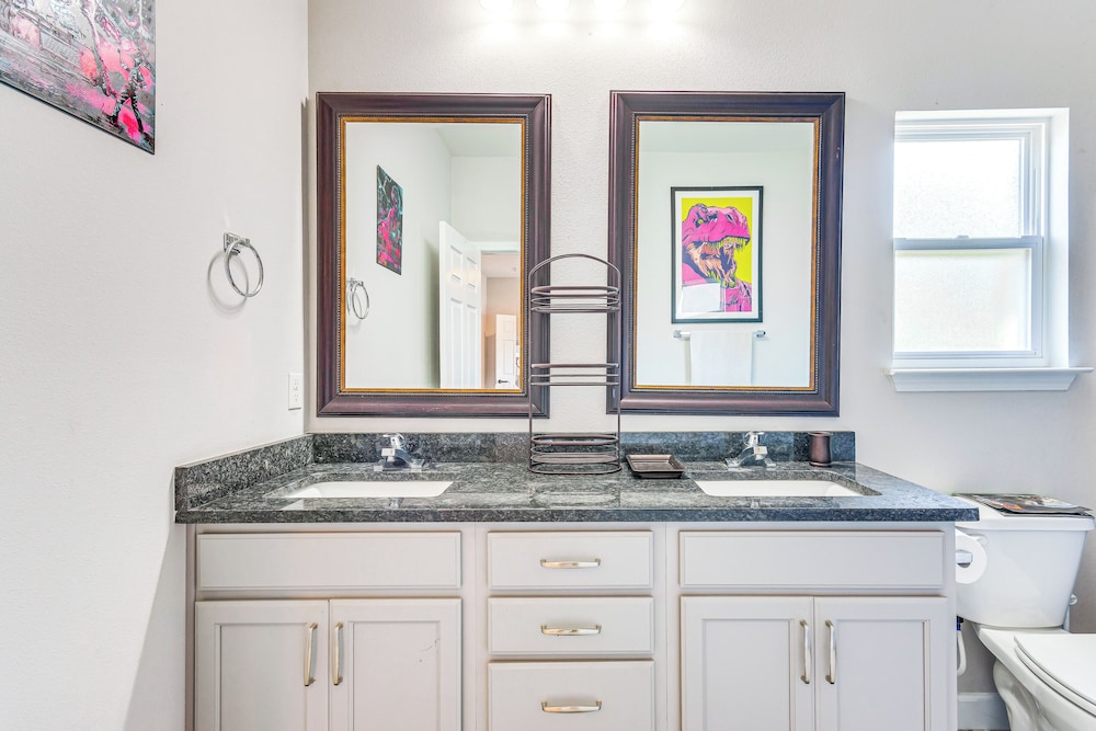 Military-friendly Home Near Navarre Beach & Base!