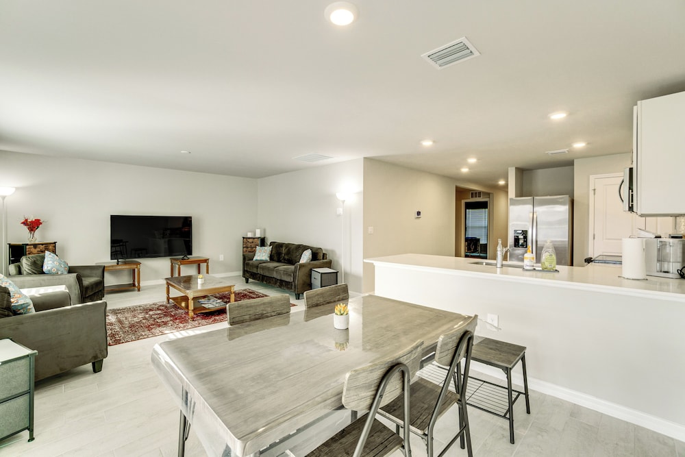 3 Mi to Port Charlotte Beach Park: Home w/ Patio!